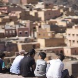 Des enfants observent leur village de loin, Moulay, touché par le séisme.